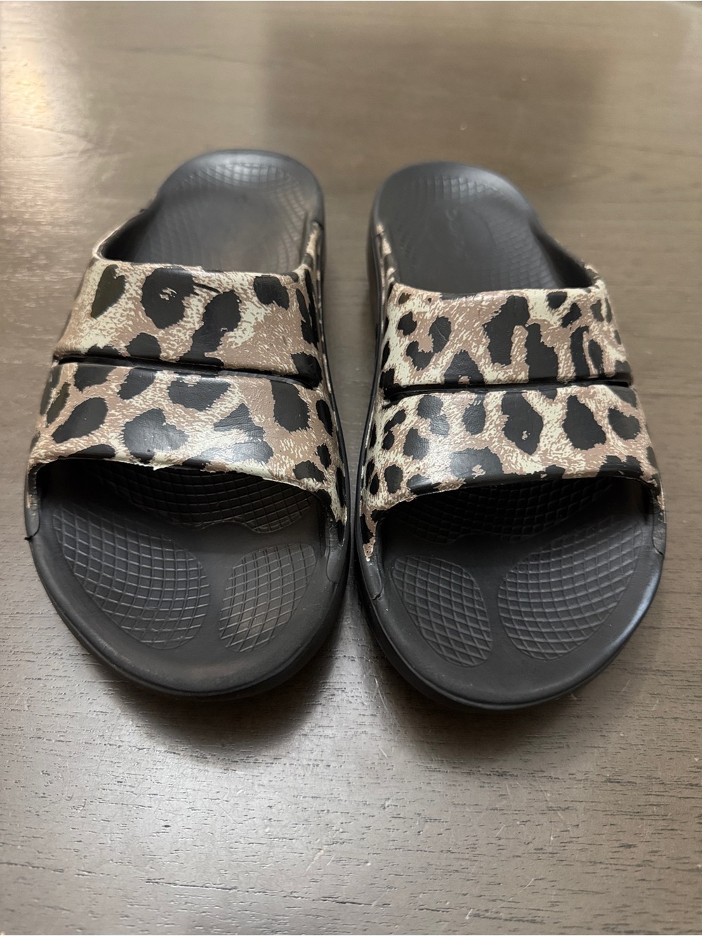 OOFOS Kids Slide Sandals in Leopard Print Black and Tan size  m7 W9